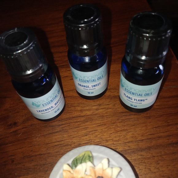 Lavender Maillette Essential Oil - Therapeutic Quality Pure Plant Essence - Picture 2 of 3